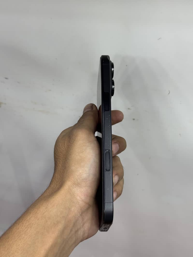 Apple iPhone 16 Pro Max 1