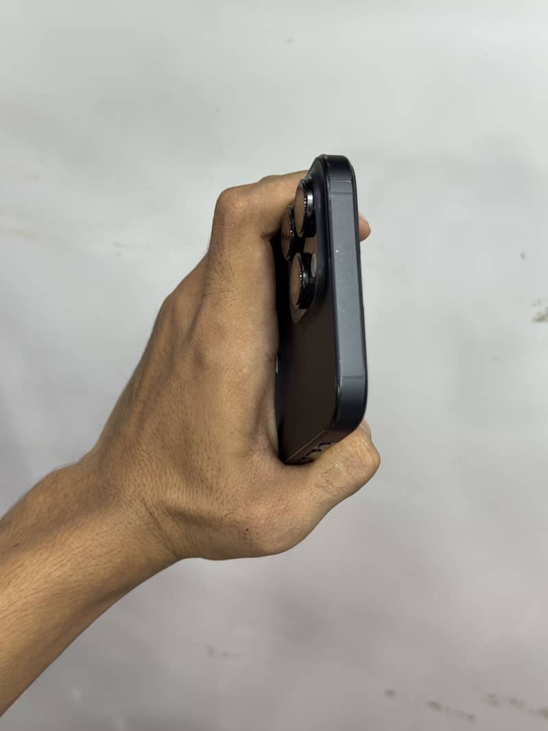 Apple iPhone 16 Pro Max 2