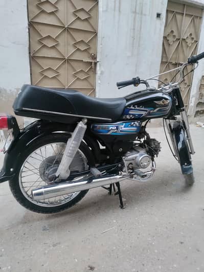 super star cd70 2018 model engine seal urgent sale Whatsap. 03172877168