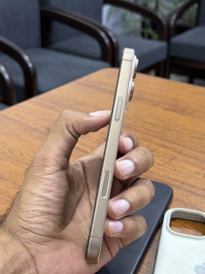 Apple iPhone 16 Pro Max 6