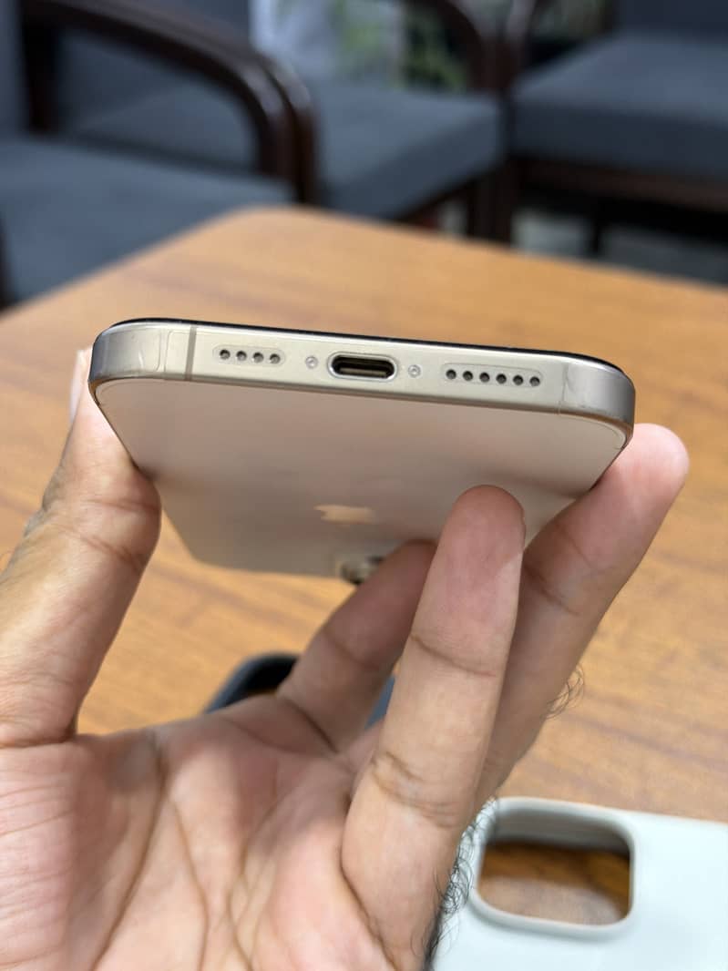 Apple iPhone 16 Pro Max 7