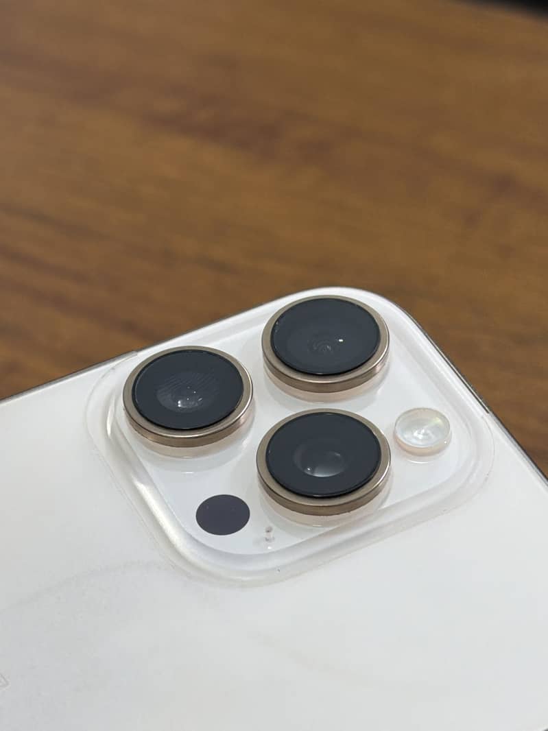 Apple iPhone 16 Pro Max 9