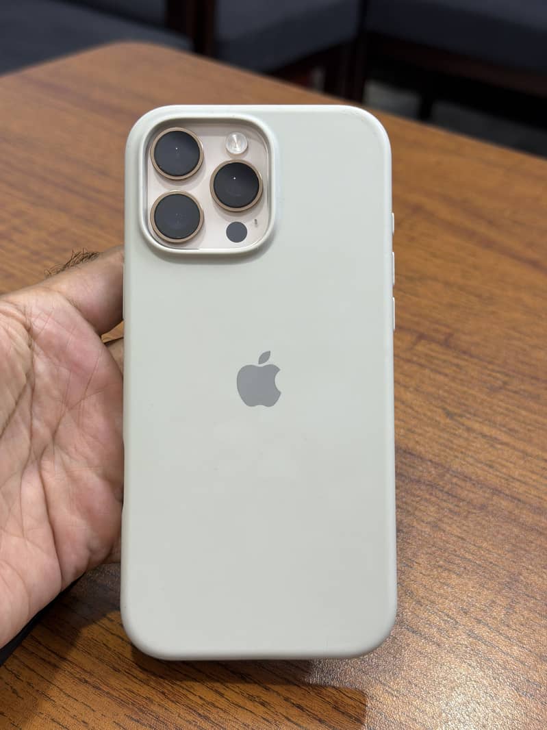 Apple iPhone 16 Pro Max 10