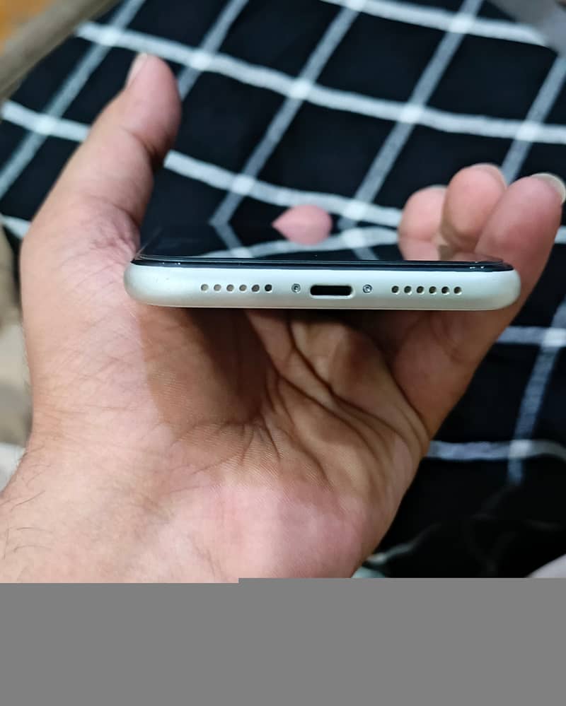 Apple iPhone 11 3