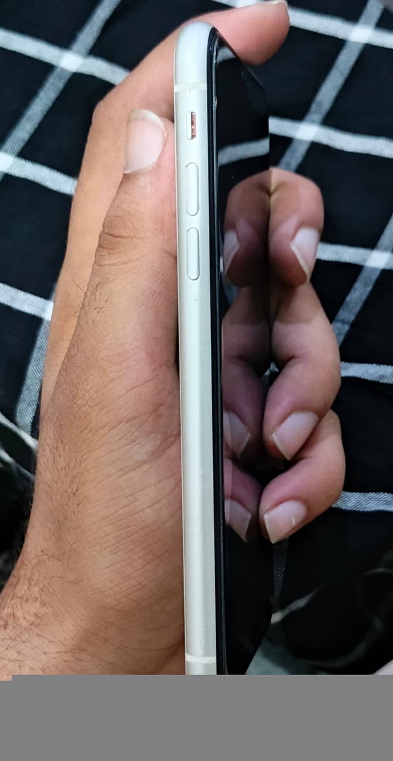 Apple iPhone 11 4