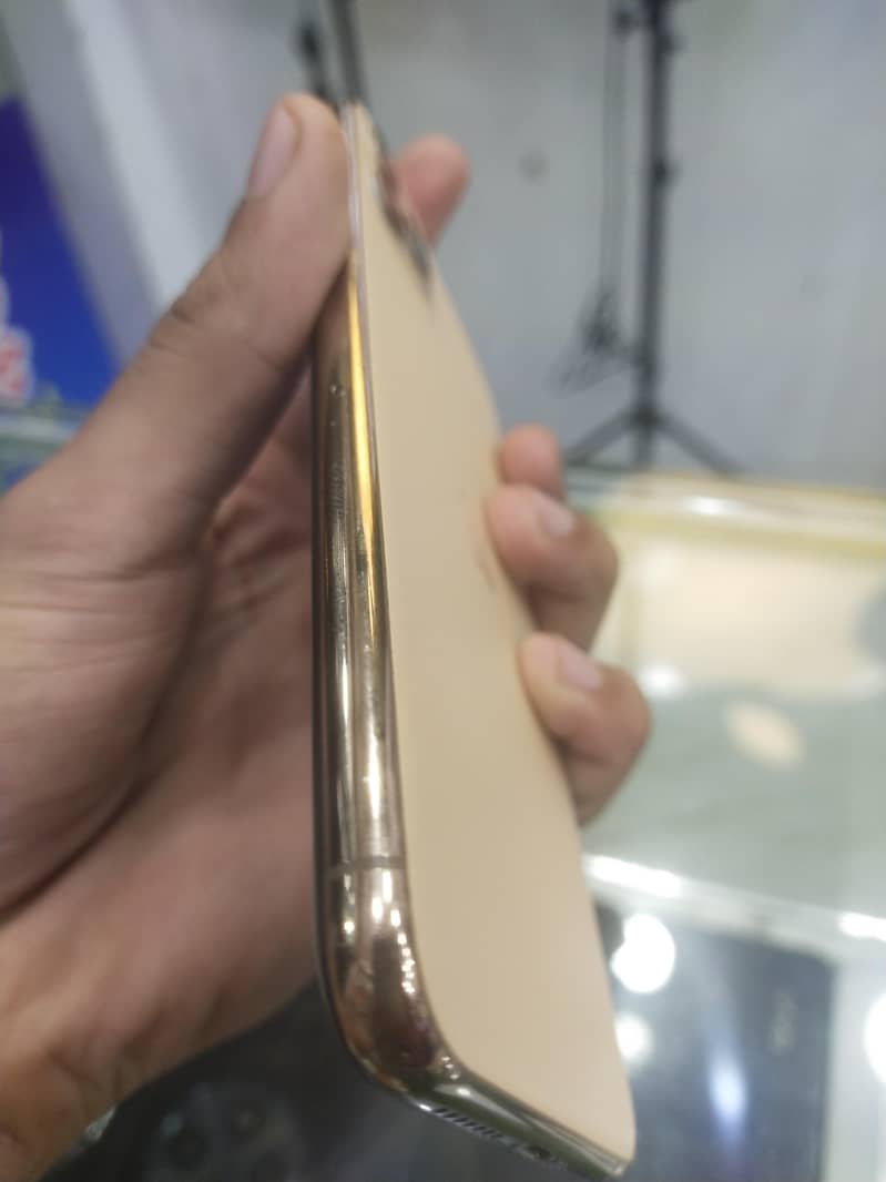 Apple iPhone 11 Pro Max 2