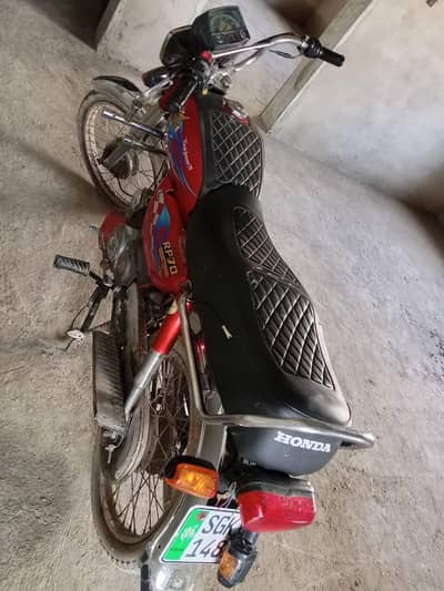 model 15 hai lekin condition VIP hai bahut jabardast hai bike