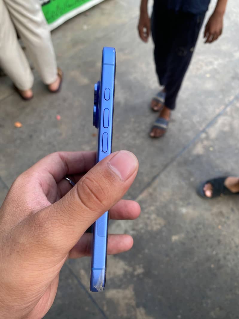 Apple iPhone 16 4