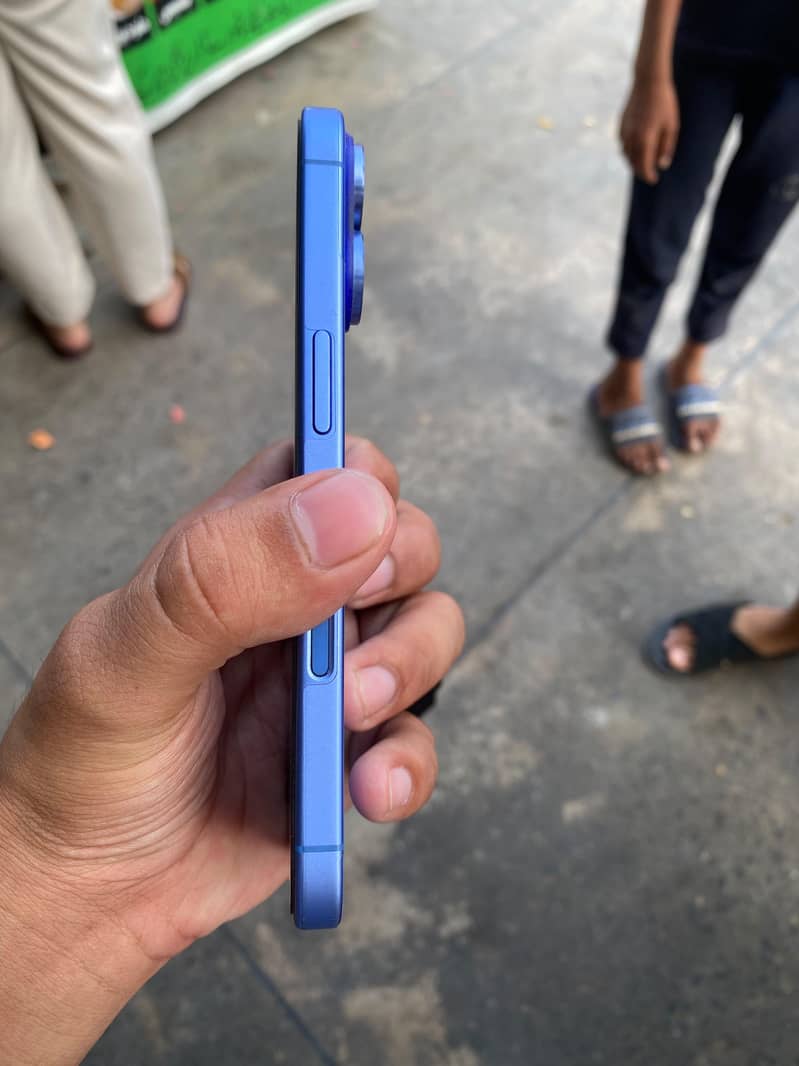 Apple iPhone 16 5
