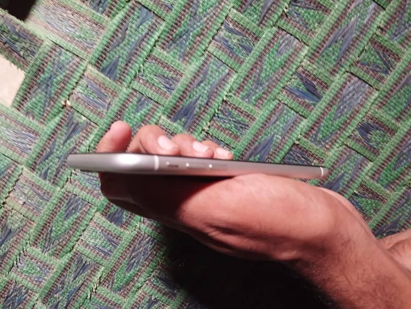 Apple iPhone XR 7