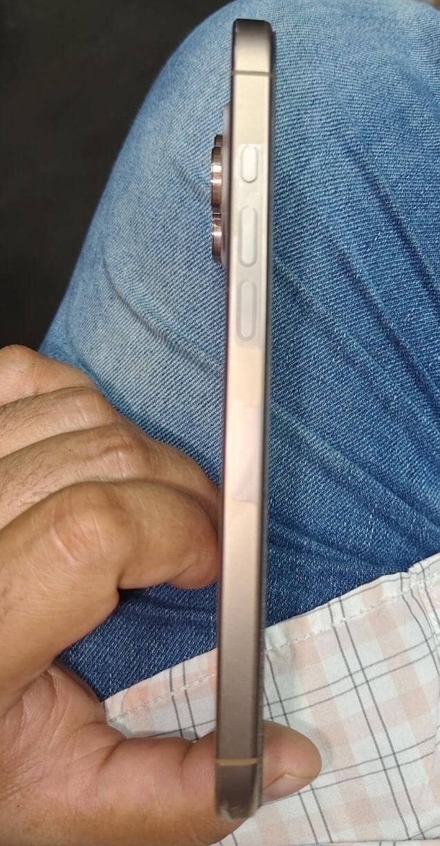Apple iPhone 16 Pro Max 4