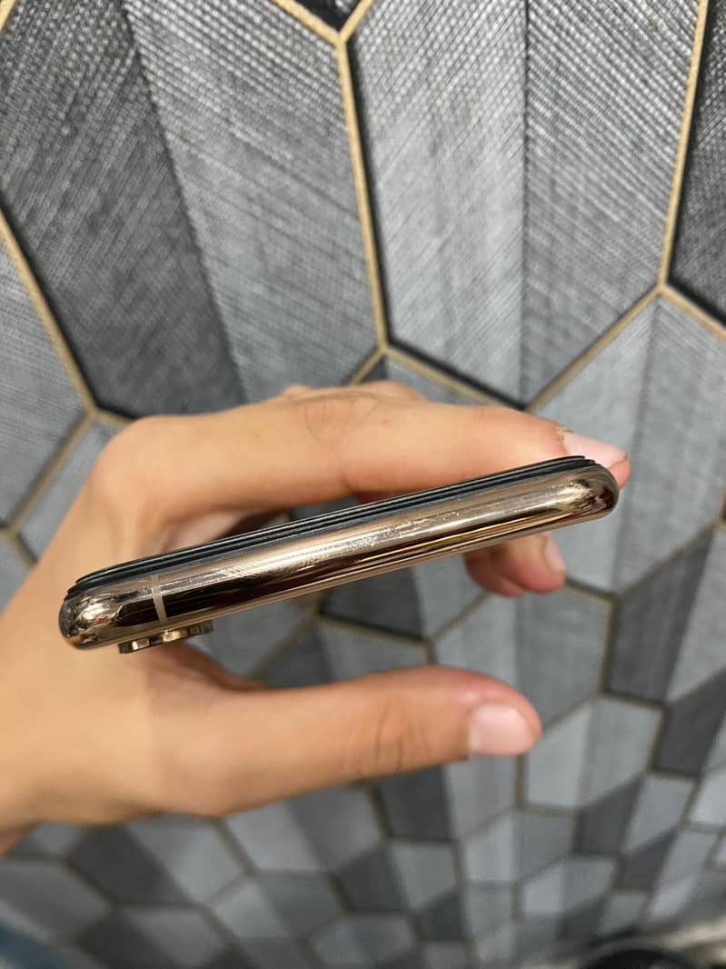 Apple iPhone XS Max 4
