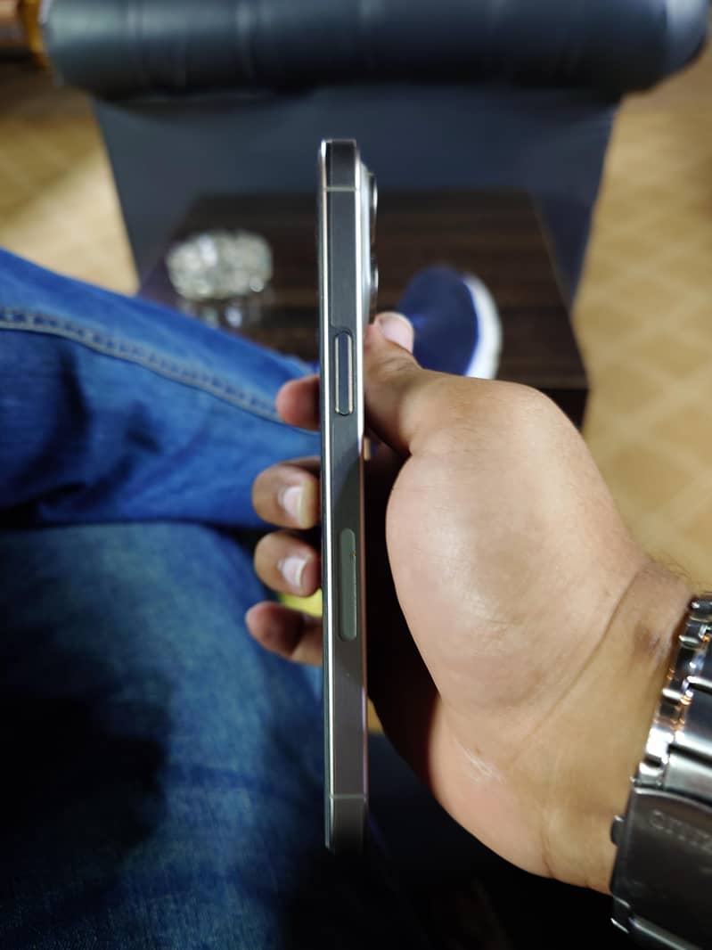 Apple iPhone 15 Pro Max 4