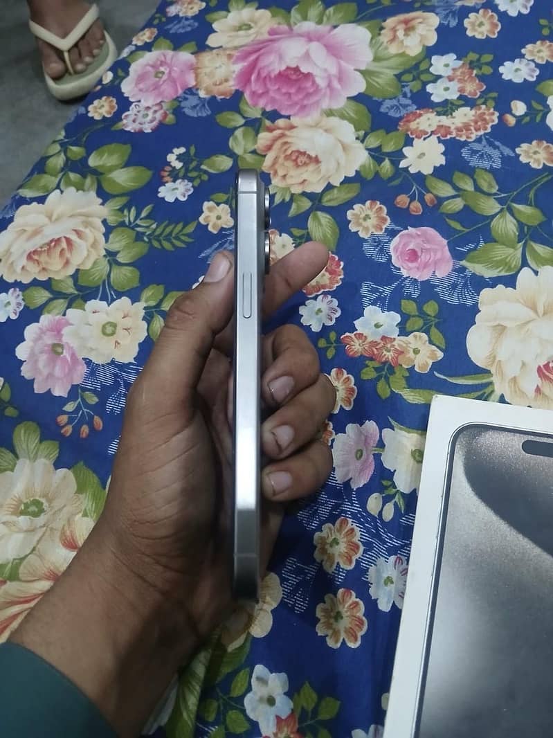 Apple iPhone 15 Pro Max 4