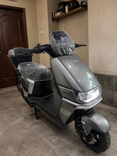 Reevo A12 electric Scooty With Frame and BOX