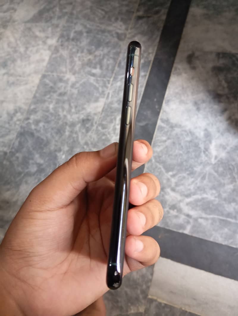 Apple iPhone 11 Pro 4