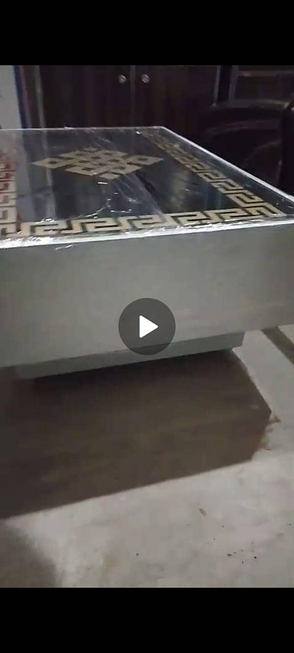 Table in Excellent Condition 1