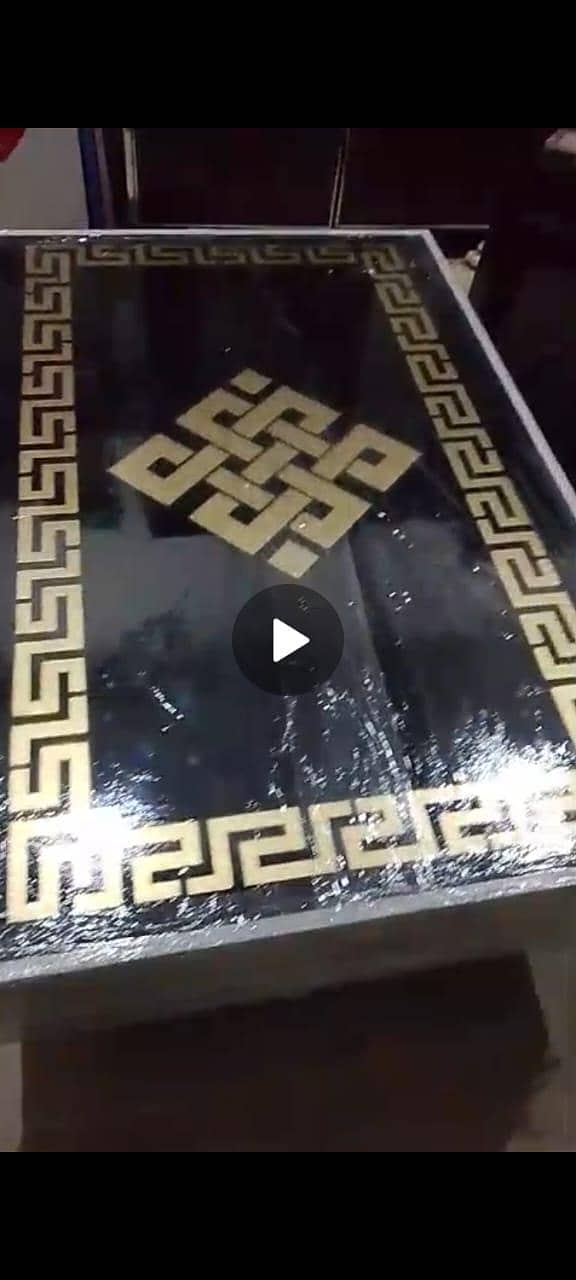 Table in Excellent Condition 4