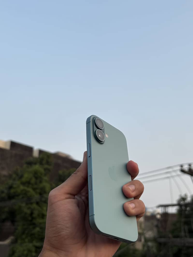 Apple iPhone 16 4