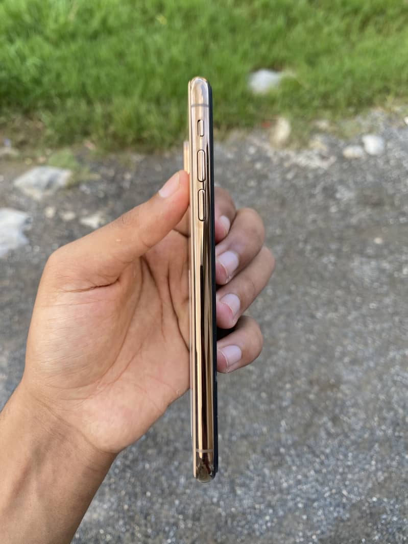 Apple iPhone XS 3