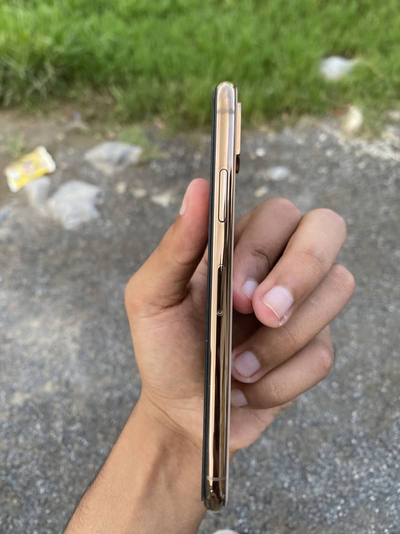 Apple iPhone XS 4