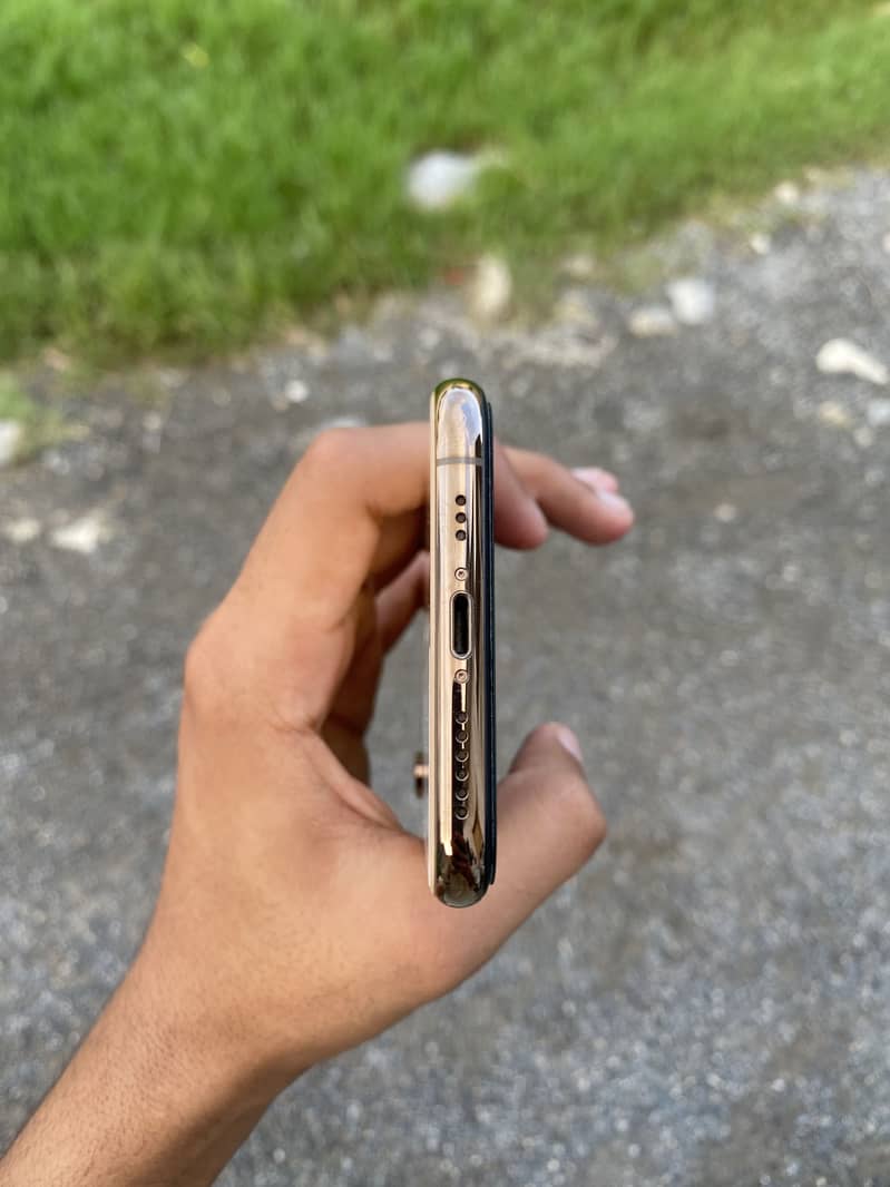 Apple iPhone XS 5