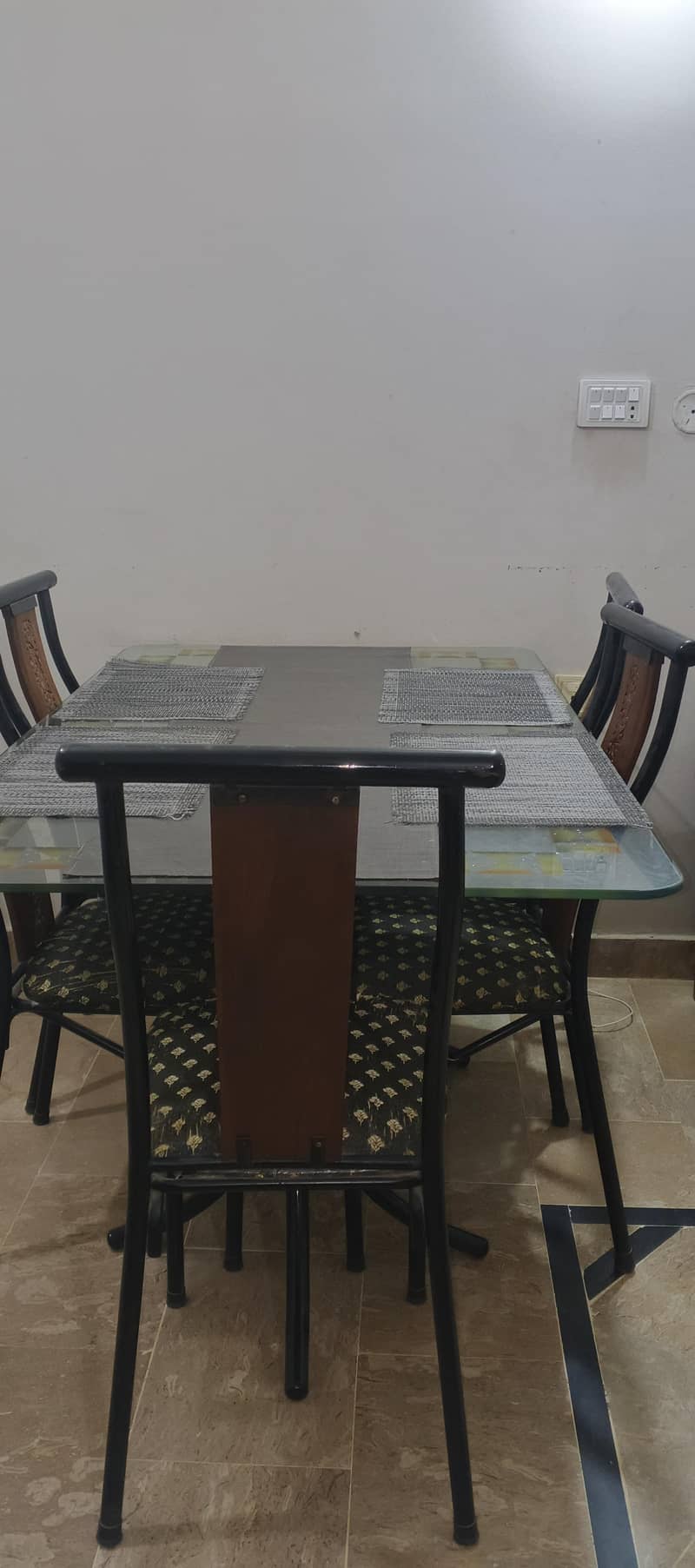Dining tables 0