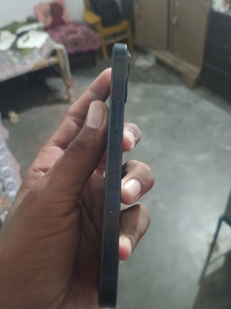 Apple iPhone 13 jv 0