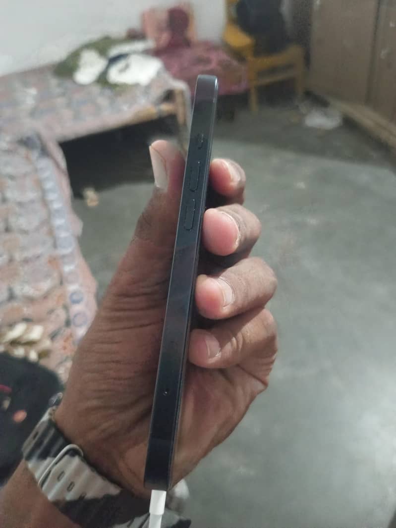 Apple iPhone 13 jv 1