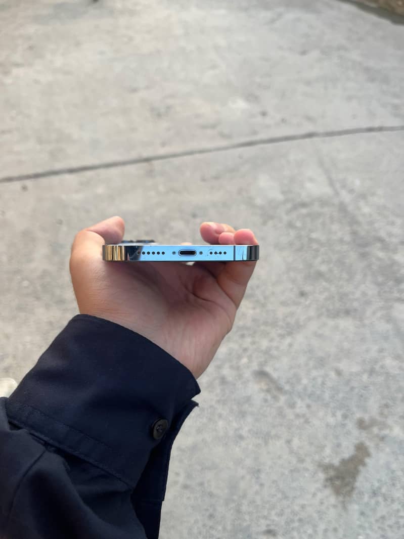 Apple iPhone 13 Pro Max 4