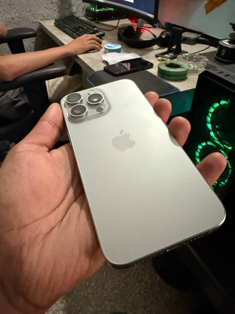 Apple iPhone 15 Pro Max 2