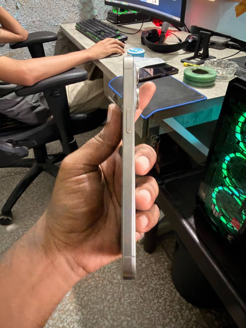 Apple iPhone 15 Pro Max 3