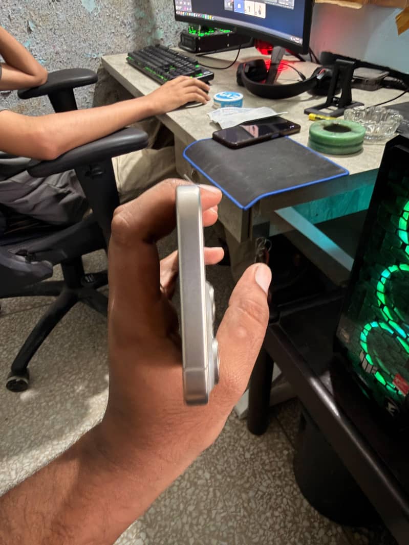 Apple iPhone 15 Pro Max 6