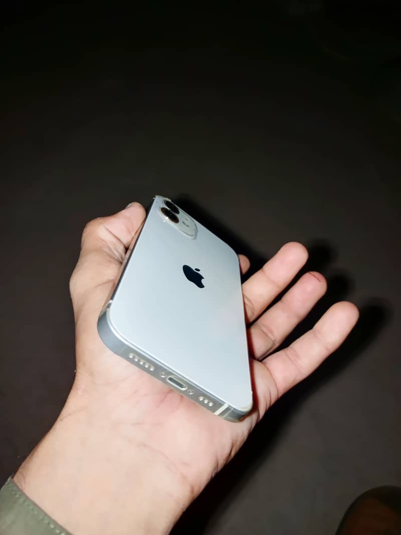 Apple iPhone 12 4