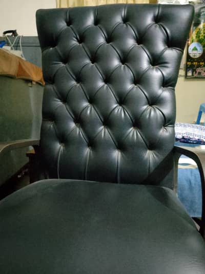 officer chair  good condition 03084950233