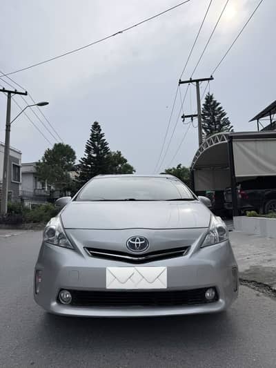 Toyota Prius Alpha 2014