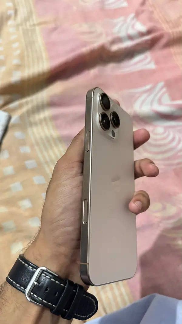 Apple iPhone 16 Pro Max 1