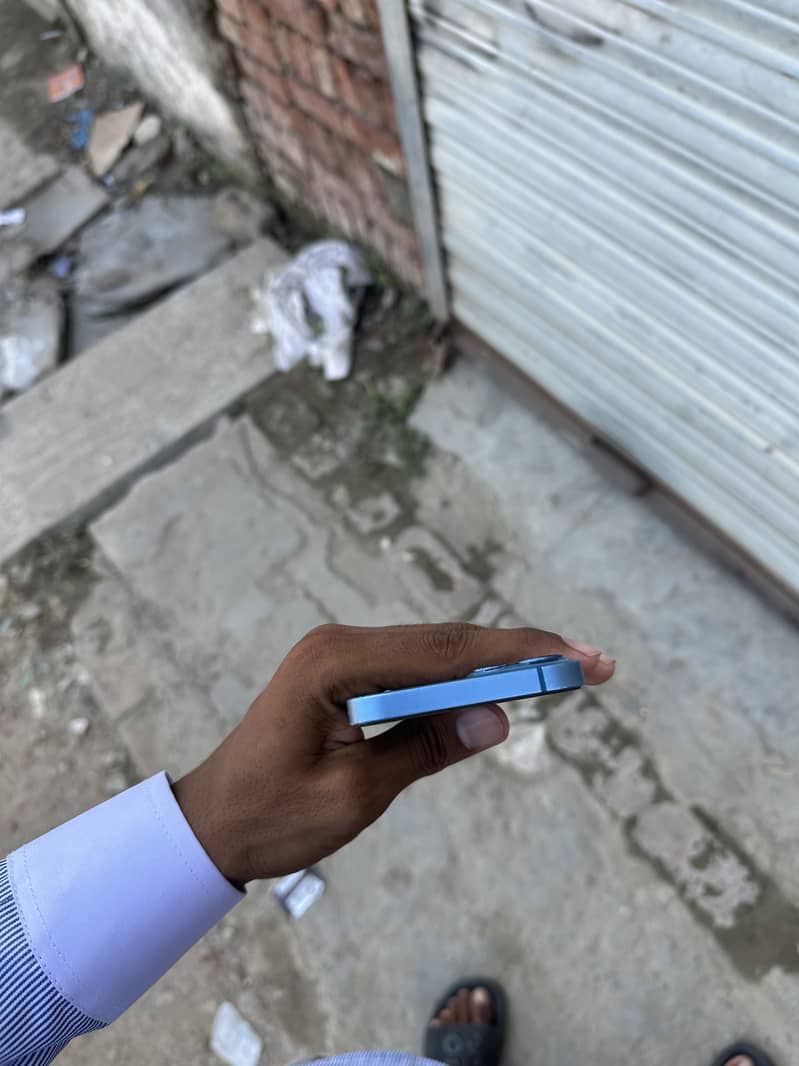 Apple iPhone 13 8