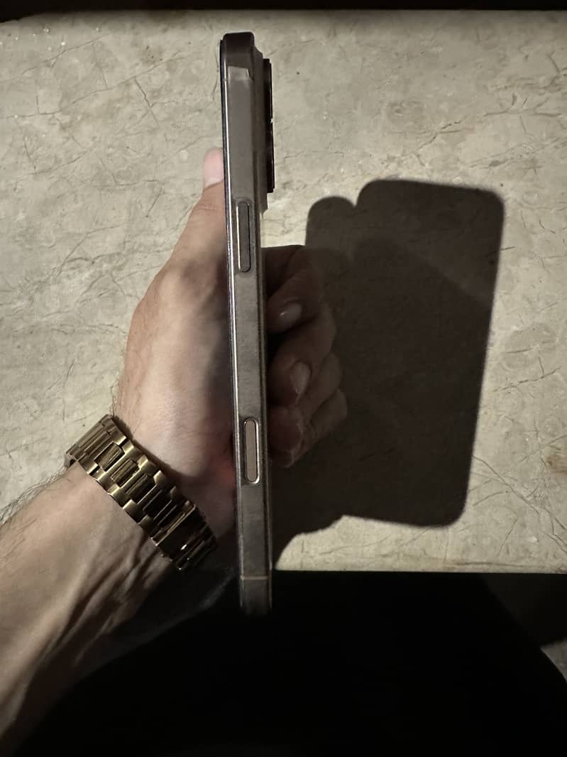 Apple iPhone 16 Pro Max 9