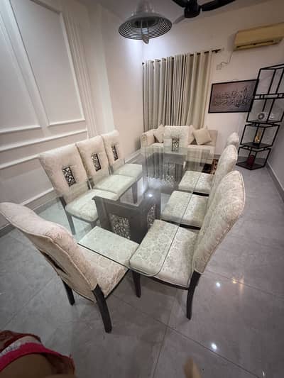 Dinnig table