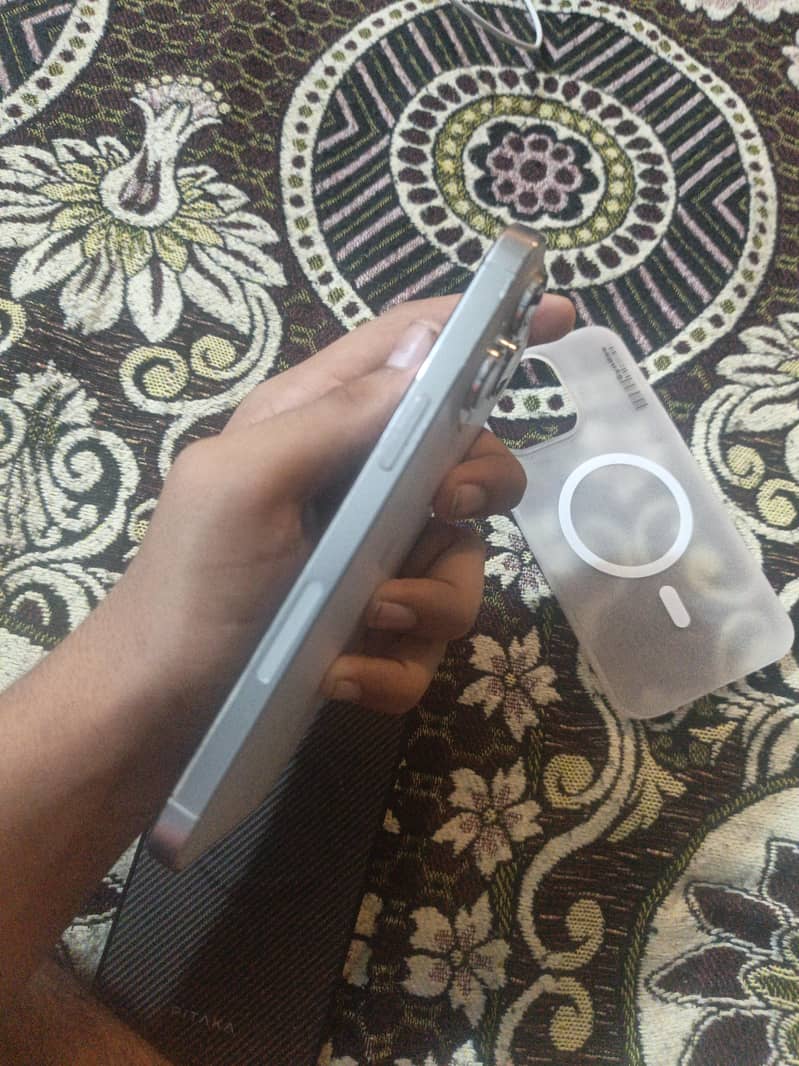 Apple iPhone 14 Pro Max 1