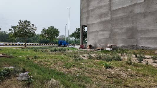 8Marla Beautiful Commercial Plot Facing Huge Parking