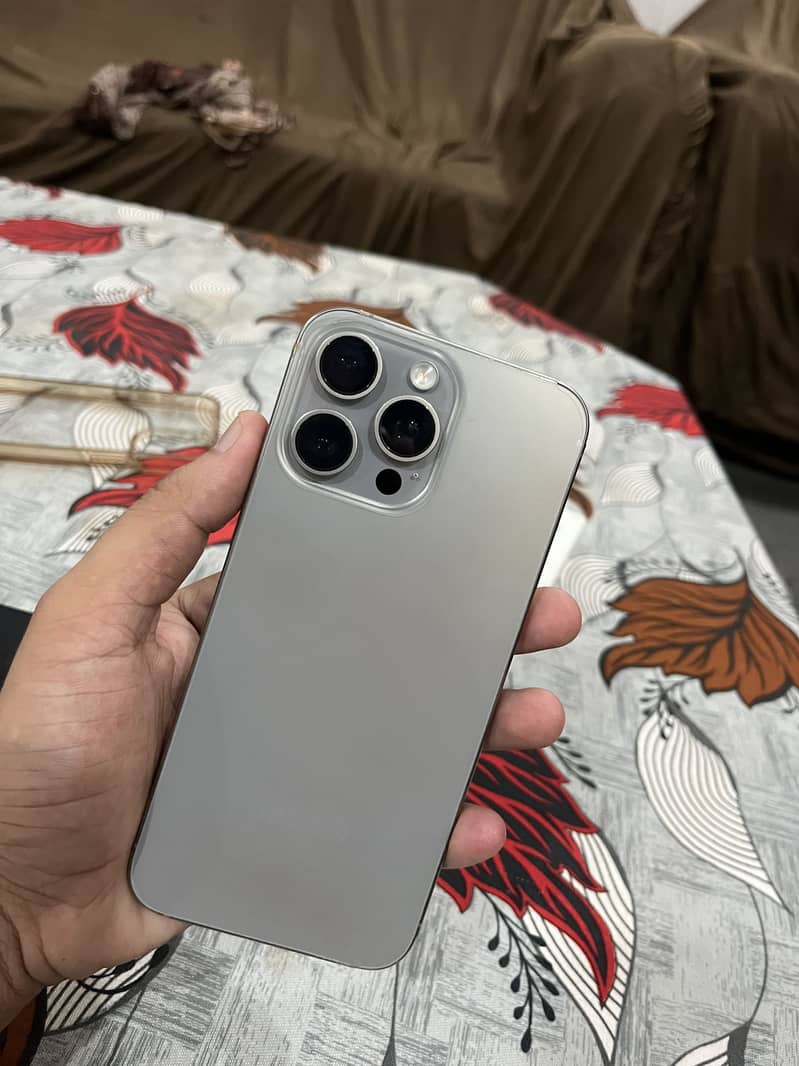 Apple iPhone 15 Pro Max 4