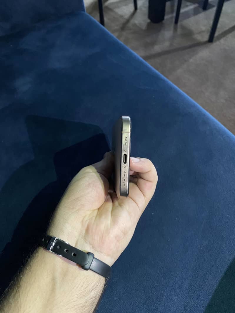 Apple iPhone 16 Pro Max 2