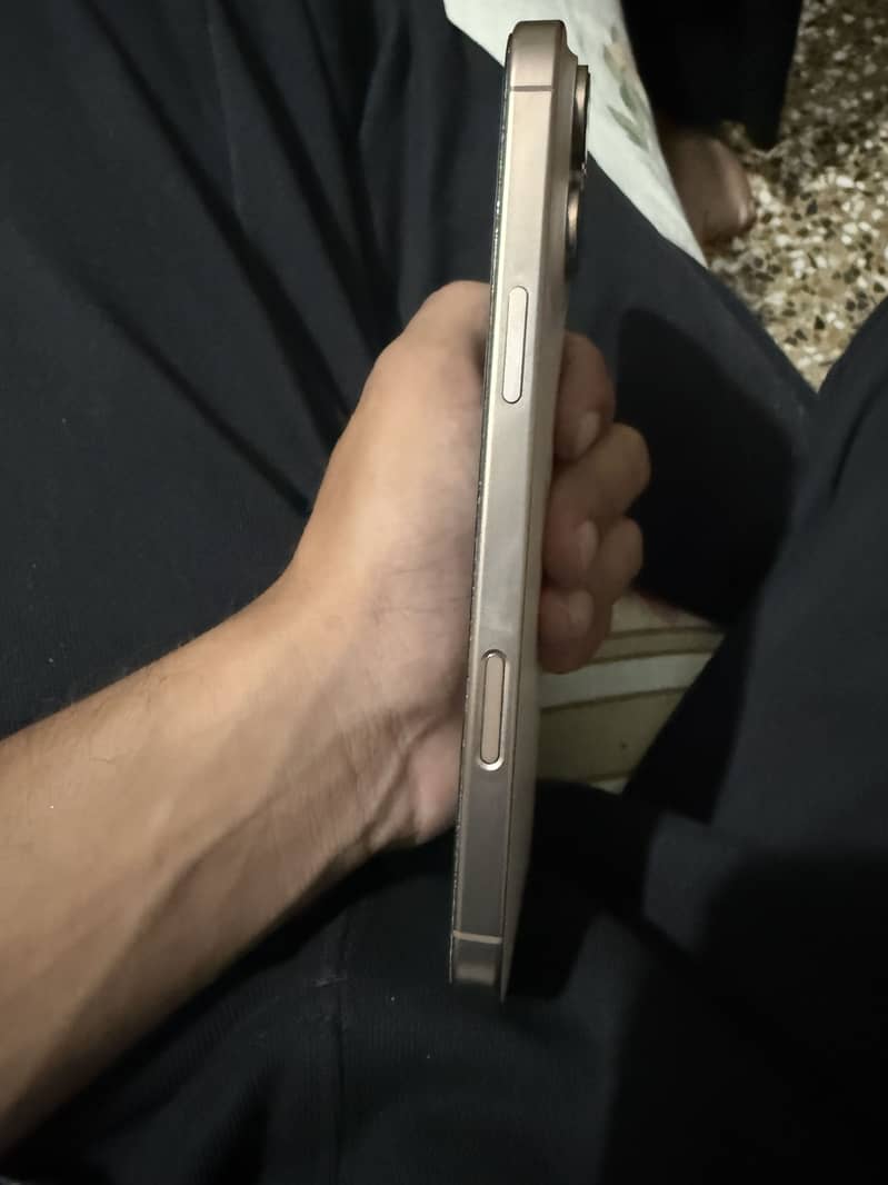 Apple iPhone 16 Pro Max 4