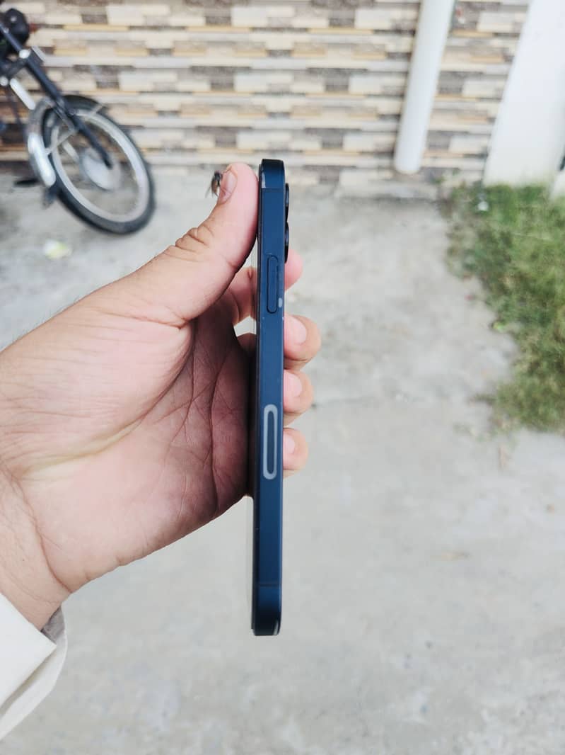 Apple iPhone 12 4