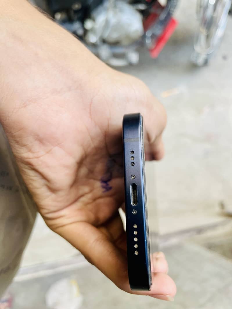 Apple iPhone 12 4