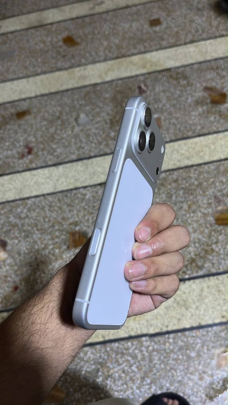 Apple iPhone 17 Pro Max 4