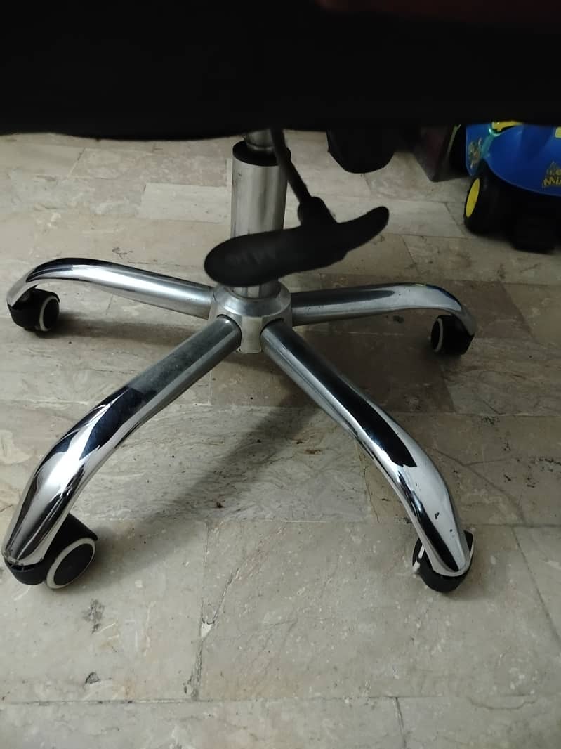 Office table and chair for sale 2
