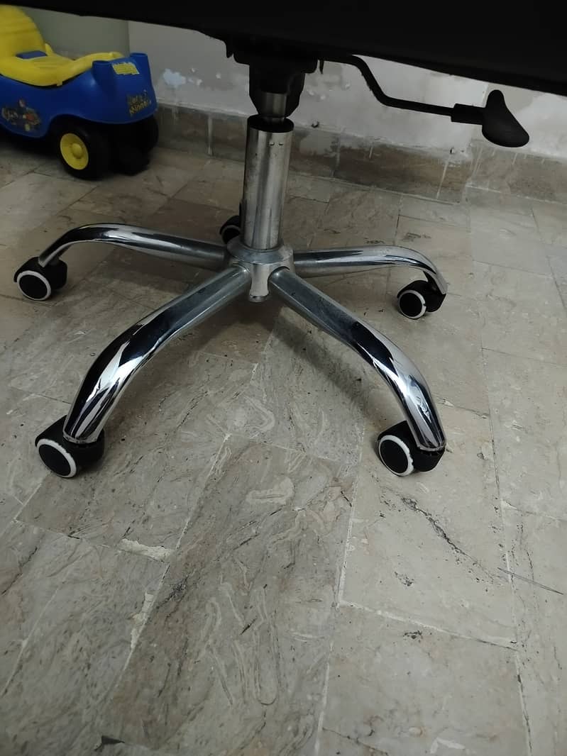 Office table and chair for sale 3
